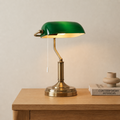 ## Bankers-Tischlampe mit gewölbtem Schirm