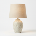 ## Halden Tischlampe aus gesprenkelter Keramik